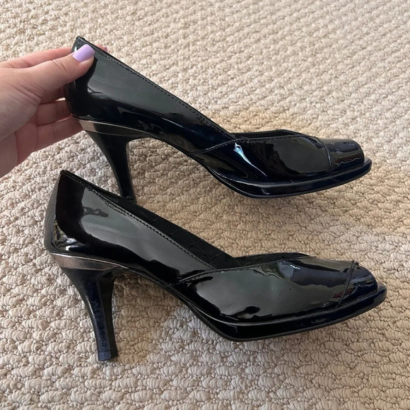 Liz  Claiborne Peek-a-Boo Toe Heels - Picture 4 of 4